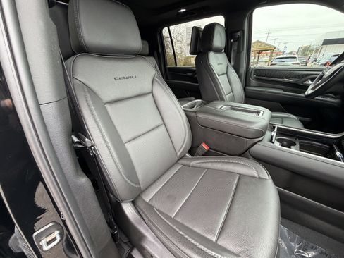 Used 2024 GMC Yukon XL Denali w/ Advanced Technology Package image 22