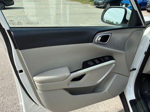 Used 2025 Kia Soul LX w/ LX Technology Package FWD image 18
