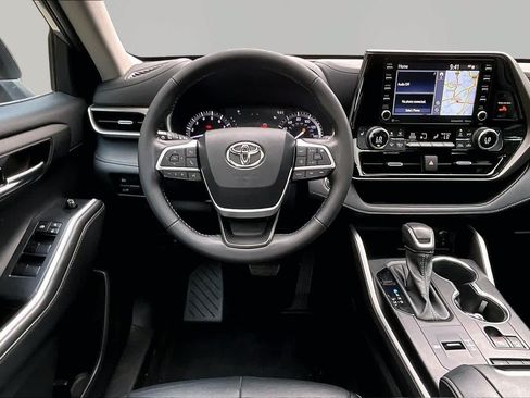 Used 2022 Toyota Highlander XLE FWD image 6
