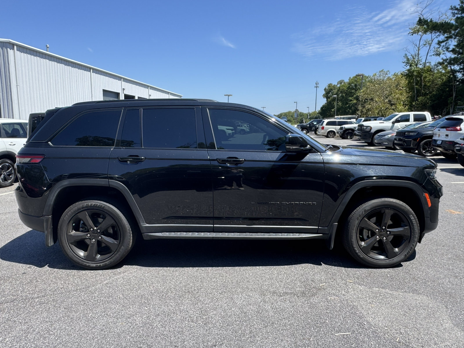 Certified 2025 Jeep Grand Cherokee Altitude AWD/4WD image 4