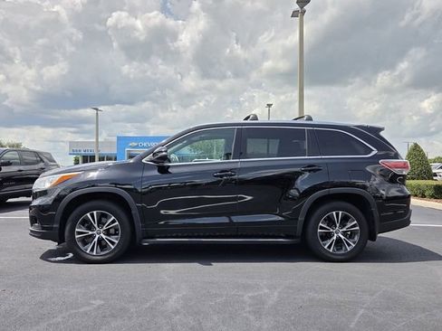 Used 2016 Toyota Highlander XLE AWD/4WD image 3