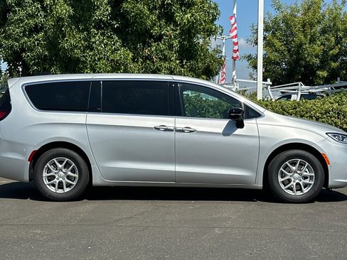 New 2026 Chrysler Pacifica Select image 3