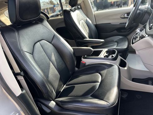 Used 2024 Chrysler Pacifica Touring-L image 25