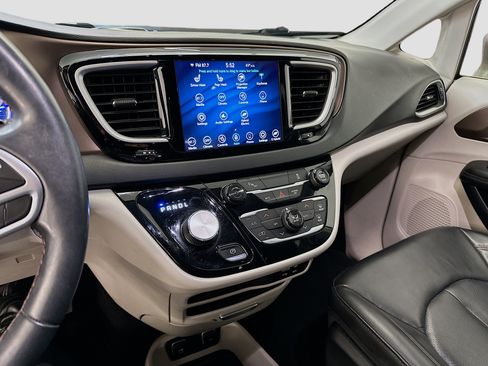 Used 2018 Chrysler Pacifica Touring-L image 25