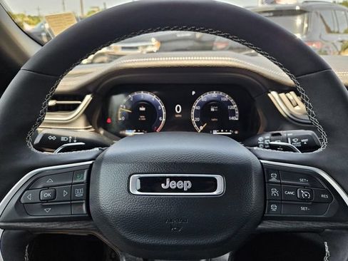 Used 2025 Jeep Grand Cherokee Limited AWD/4WD image 34