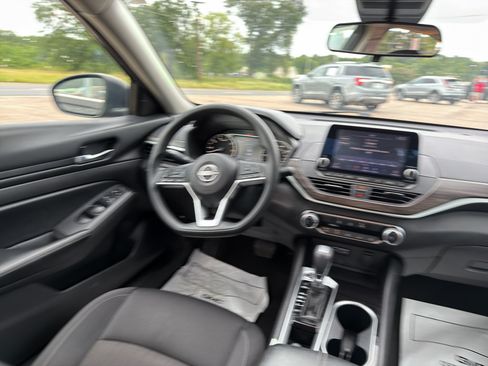Used 2024 Nissan Altima 2.5 SV FWD image 15