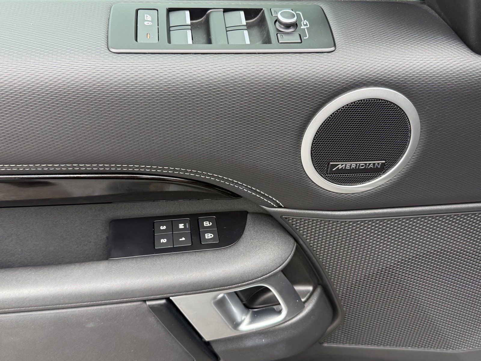 Used 2022 Land Rover Discovery S R-Dynamic AWD/4WD image 22