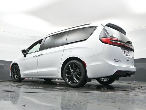 New 2026 Chrysler Pacifica Limited FWD image 43