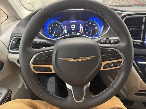 Used 2024 Chrysler Pacifica Touring-L image 26