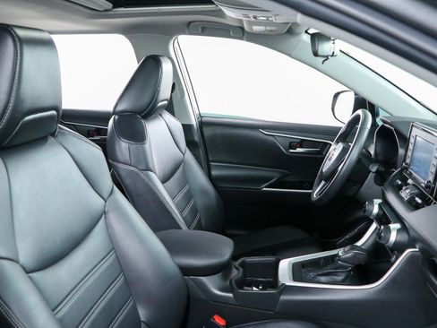 Used 2022 Toyota RAV4 XLE Premium FWD image 27