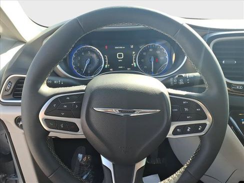 Used 2024 Chrysler Pacifica Touring-L FWD image 23