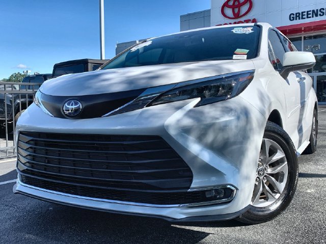 Certified 2024 Toyota Sienna XLE FWD image 1