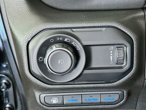 Used 2023 Jeep Wrangler Sahara image 16