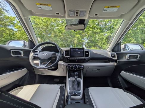 Used 2025 Hyundai Venue SEL FWD image 21