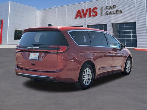 Used 2025 Chrysler Pacifica Select image 6