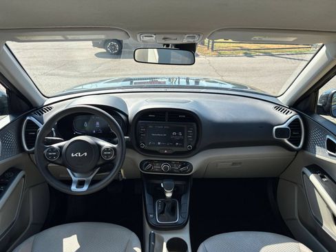 Used 2025 Kia Soul LX w/ LX Technology Package FWD image 30