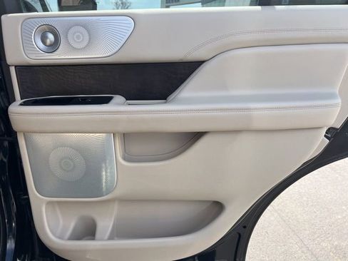 Used 2019 Lincoln Navigator Reserve image 13