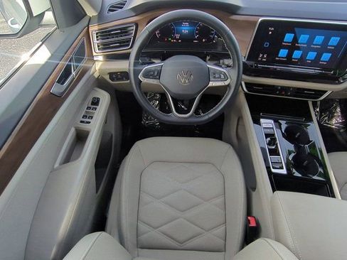 Used 2025 Volkswagen Atlas SE AWD/4WD image 15
