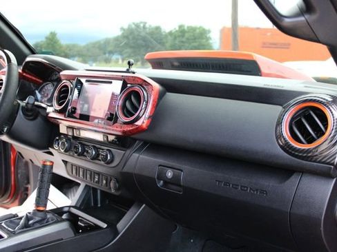 Used 2016 Toyota Tacoma TRD Off-Road w/ Premium & Technology Package AWD/4WD image 38