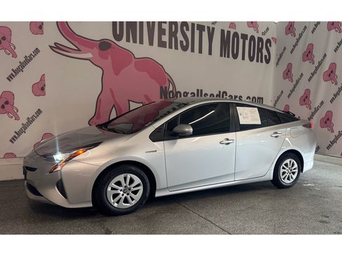 Used 2016 Toyota Prius Two w/ Preferred Accessory Package FWD image 7