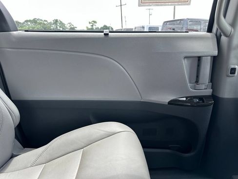 Used 2017 Toyota Sienna XLE w/ XLE Navigation Package FWD image 15