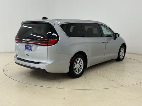 Used 2023 Chrysler Pacifica Touring-L FWD image 9