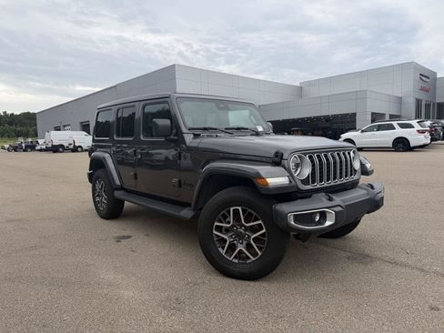 Used 2025 Jeep Wrangler Unlimited Sahara w/ Safety Group AWD/4WD image 3