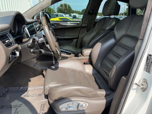 Used 2021 Porsche Macan Turbo AWD/4WD image 19