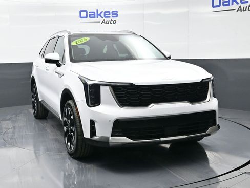 Certified 2025 Kia Sorento EX w/ Panoramic Sunroof Package image 3