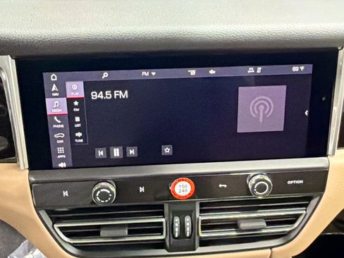 Used 2025 Porsche Macan image 30