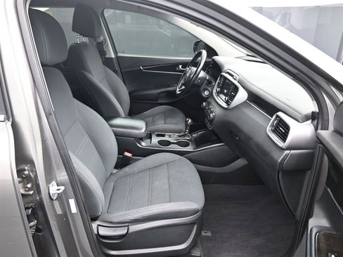 Used 2017 Kia Sorento LX w/ LX Convenience Package FWD image 9