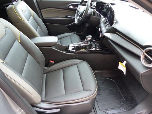 Used 2025 Chevrolet Trax ACTIV w/ Sunroof Package FWD image 35