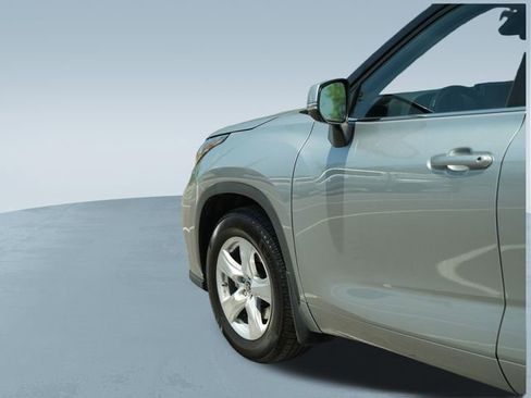 Used 2023 Toyota Highlander LE FWD image 35