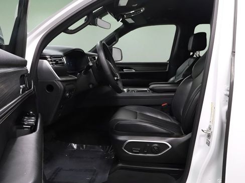 Used 2024 Jeep Wagoneer L Series II w/ Flexible Seating Group AWD/4WD image 9