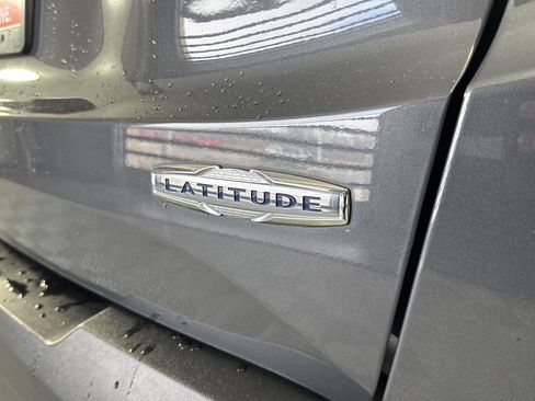 Used 2022 Jeep Renegade Latitude w/ Convenience Group AWD/4WD image 23
