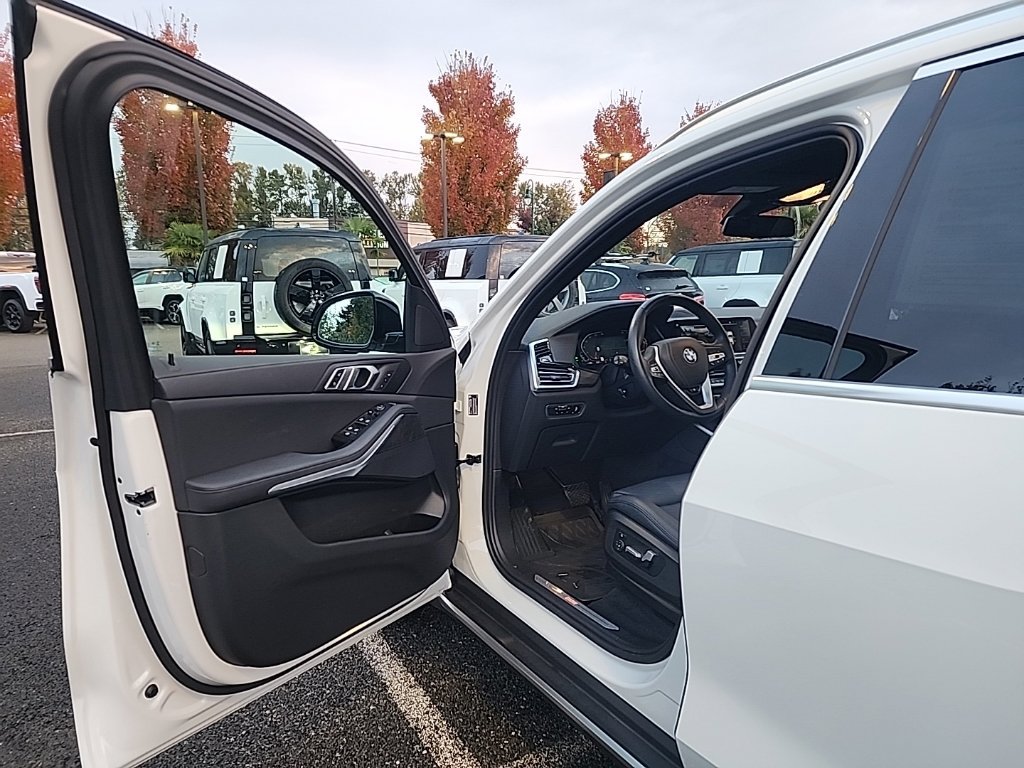 Used 2022 BMW X5 xDrive40i w/ Parking Assistance Package AWD/4WD image 9