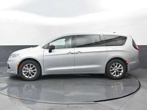 Used 2026 Chrysler Pacifica Limited FWD image 7