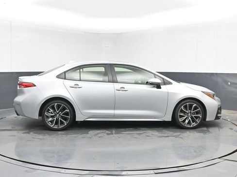 Used 2020 Toyota Corolla SE w/ SE Premium Package FWD image 11