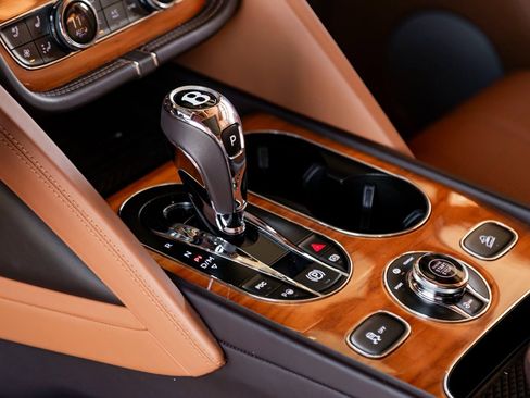 Used 2022 Bentley Bentayga image 22