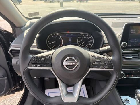 Used 2025 Nissan Altima 2.5 SV image 10