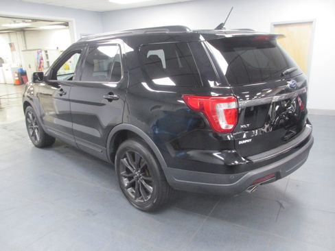 Used 2018 Ford Explorer XLT w/ Equipment Group 202A AWD/4WD image 5