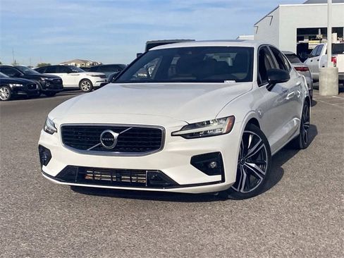 Used 2019 Volvo S60 T5 R-Design image 3