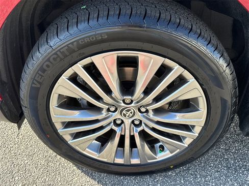 Used 2022 Toyota Venza XLE image 11