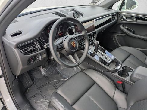 Certified 2025 Porsche Macan AWD/4WD image 4