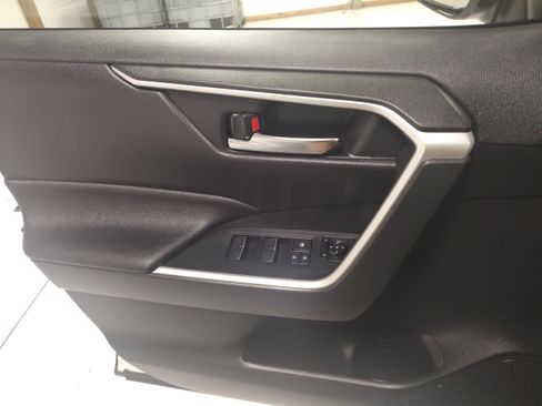 Used 2025 Toyota RAV4 XLE AWD/4WD image 9