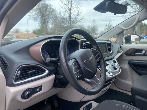 Used 2023 Chrysler Voyager LX image 13