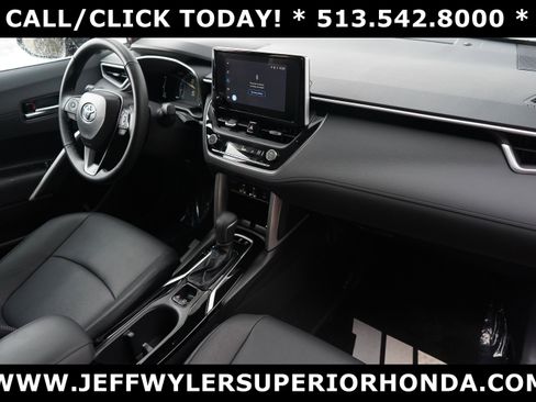 Used 2025 Toyota Corolla Cross XLE image 31