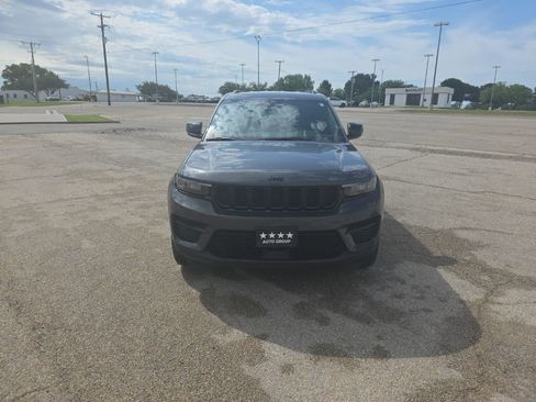Used 2023 Jeep Grand Cherokee Altitude RWD image 8