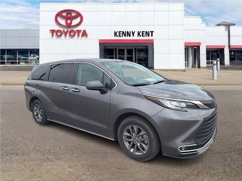Certified 2023 Toyota Sienna XLE FWD image 1