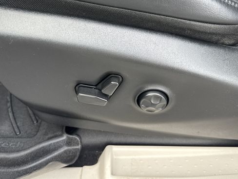 Used 2023 Chrysler Pacifica Touring-L image 10